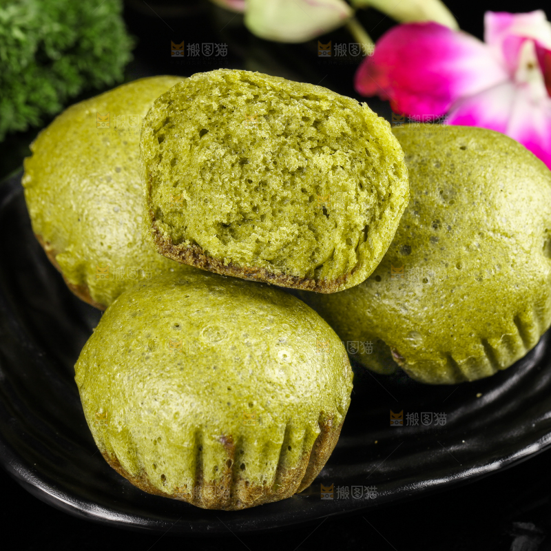 盘子里装着广式马拉糕