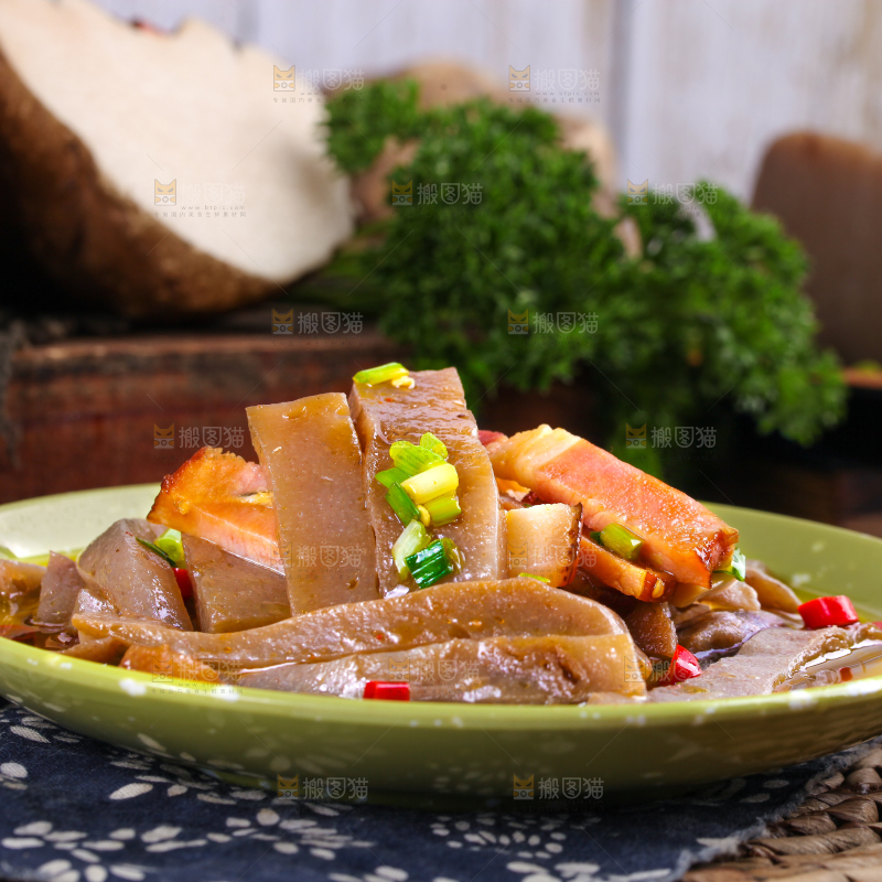 盘里装着凉拌魔芋豆腐