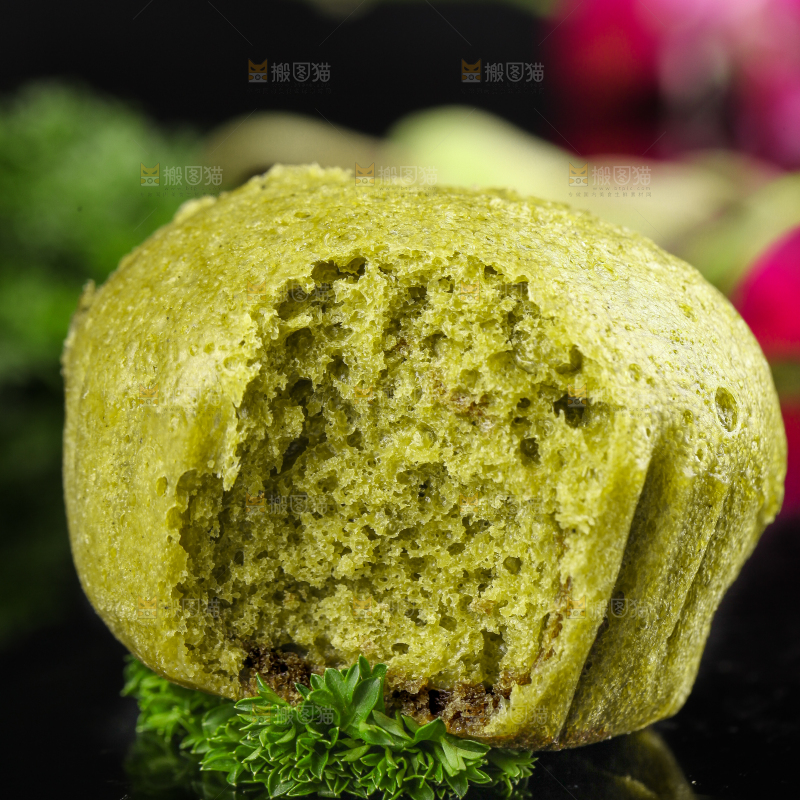石板上放着抹茶马拉糕