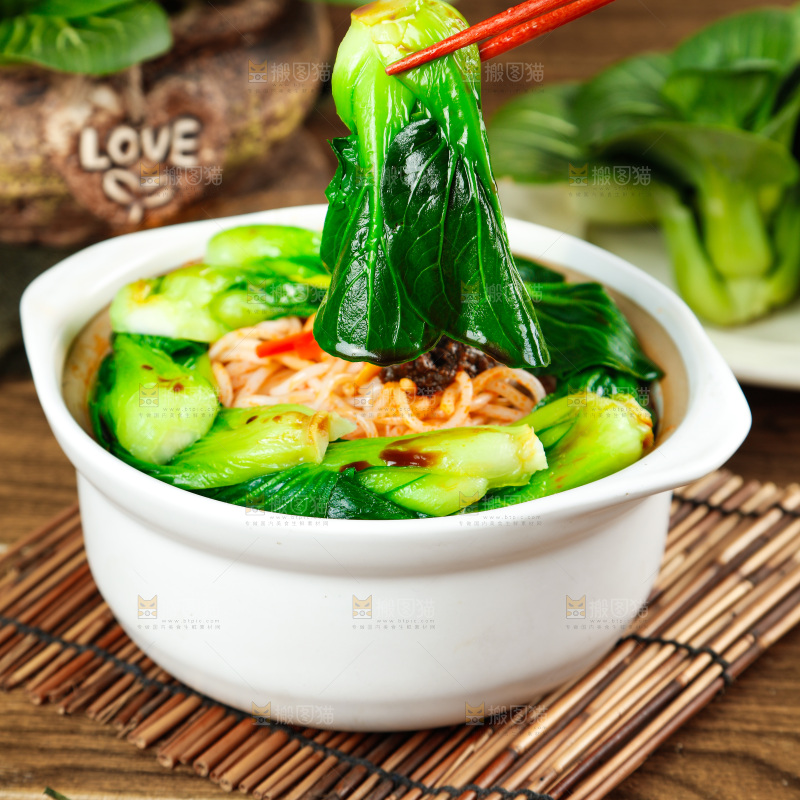 碗里装着青菜米粉