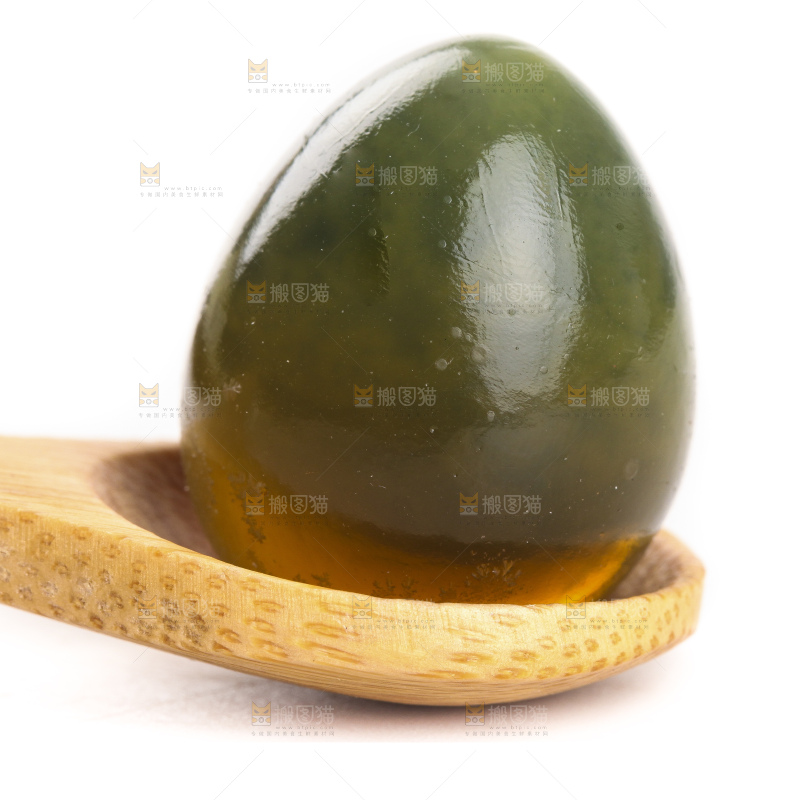 白底上放着新鲜鹌鹑皮蛋