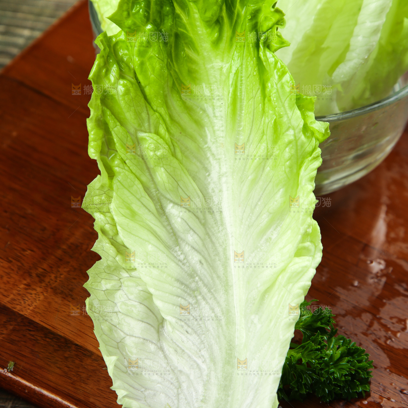 木板上放着新鲜生菜