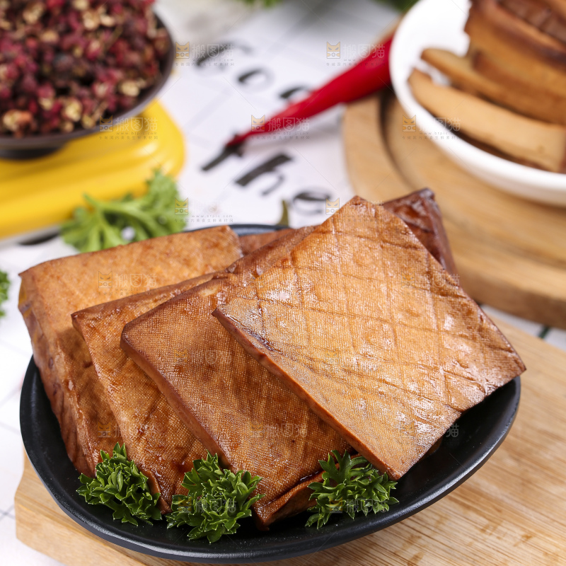木板上放着豆干