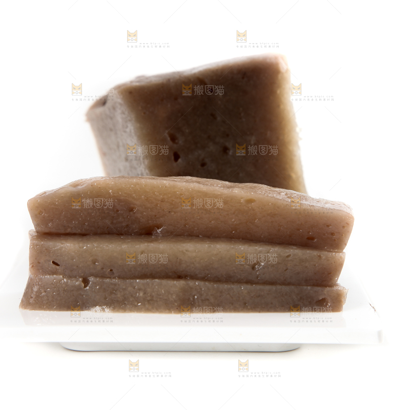 白底上放着一盘魔芋豆腐