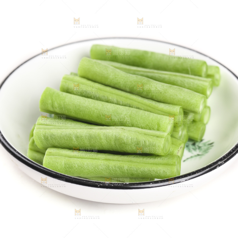 白底上放着一盘长豆角