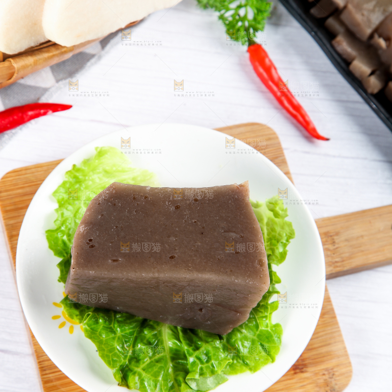 木板上放着一盘魔芋豆腐
