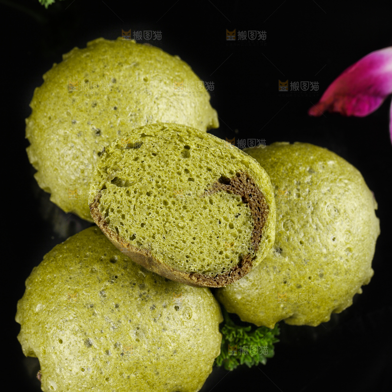 石板上放着抹茶巧克力马拉糕