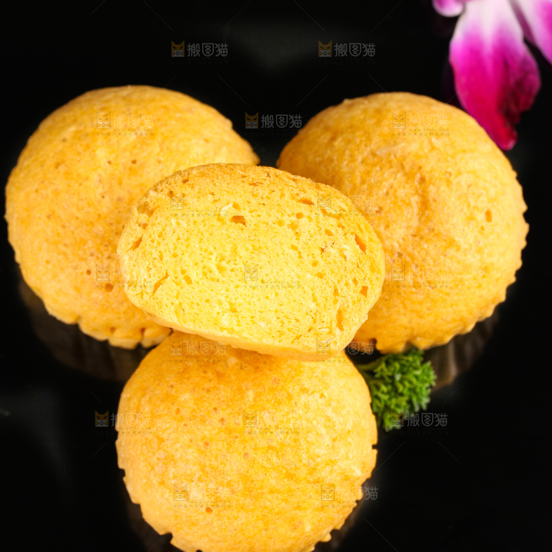 黑石板上放着广式马拉糕