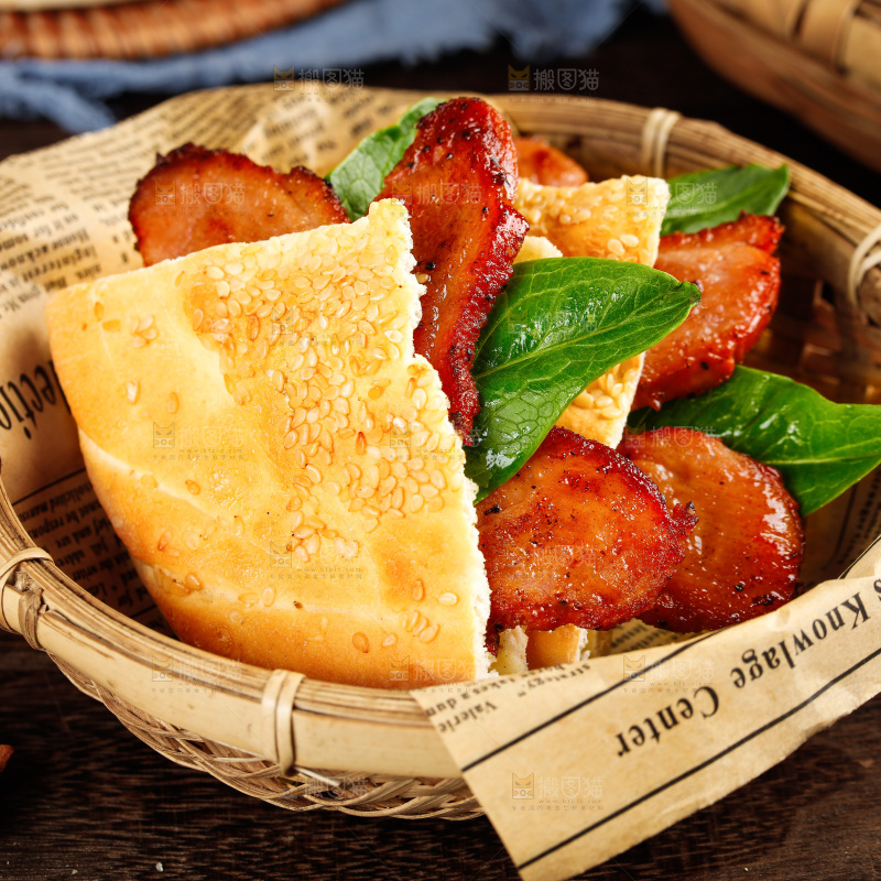 盘子里装着烧饼夹肉