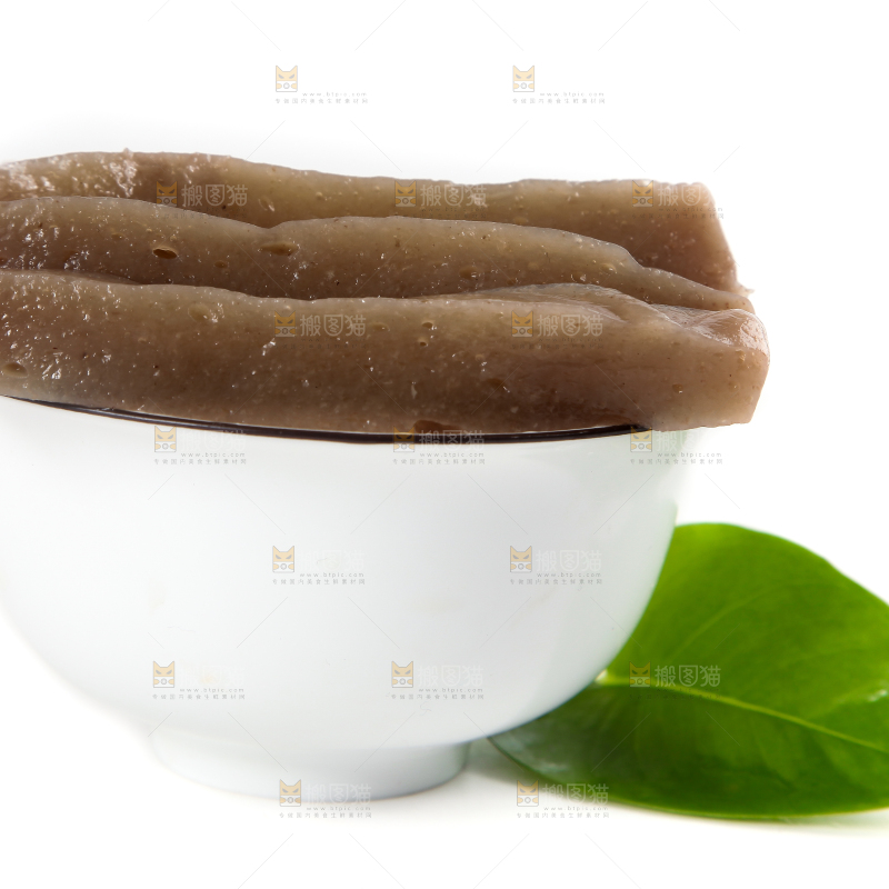 白底上放着一盘魔芋豆腐