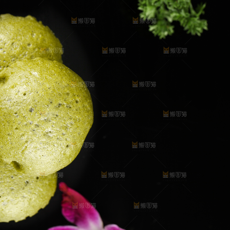 石板上放着抹茶巧克力马拉糕