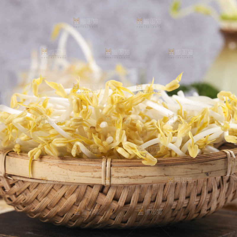 木板上的嫩豆芽