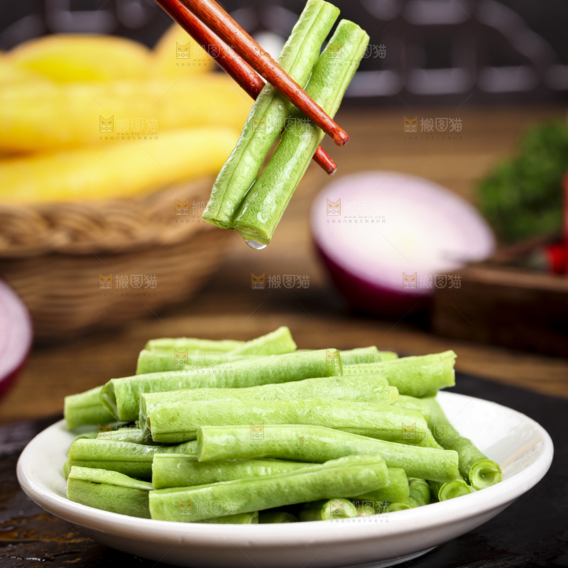 盘子里装着农家长豆角