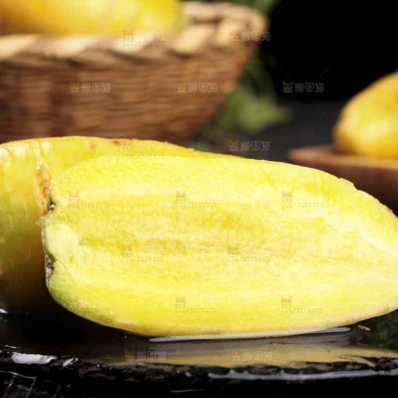 黑石板上放着黄皮胡萝卜