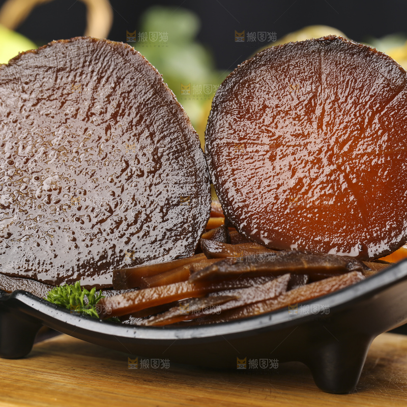 木板上放着咸菜条
