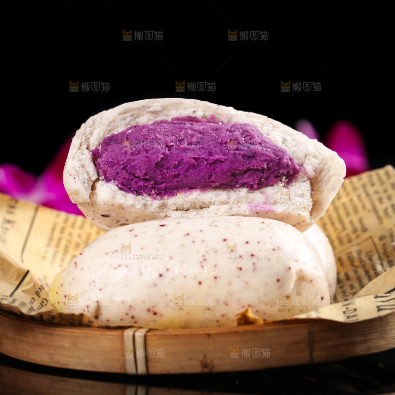 石板上摆放着紫薯馅包子