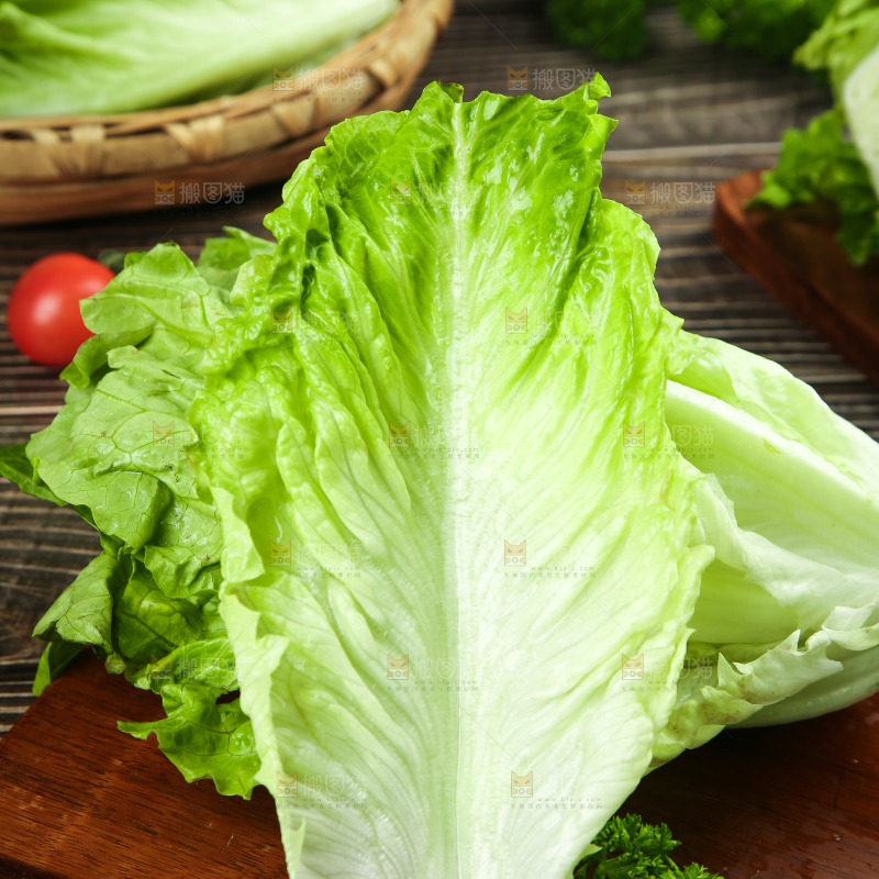 木板上放着新鲜生菜