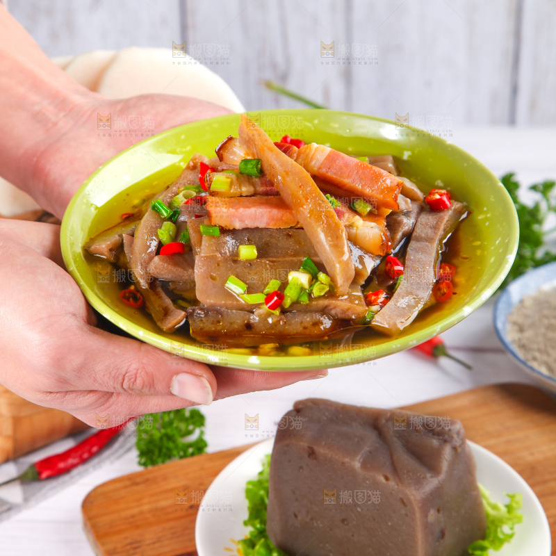 盘子里装着凉拌魔芋豆腐