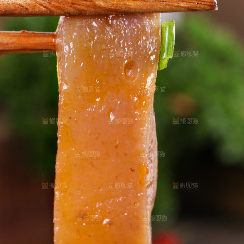 盘里装着凉拌魔芋豆腐
