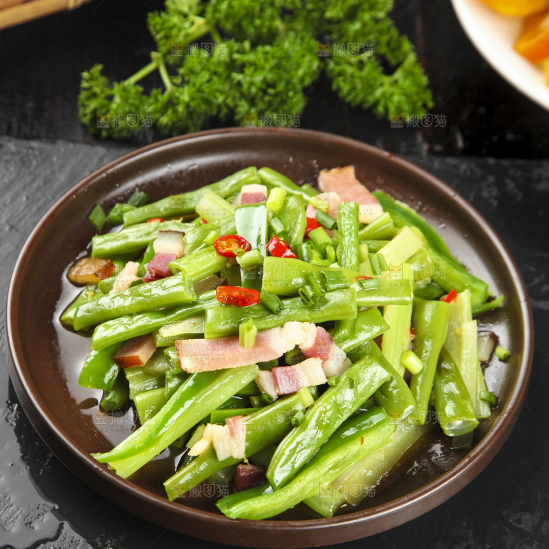 盘子里装着四季豆炒肉