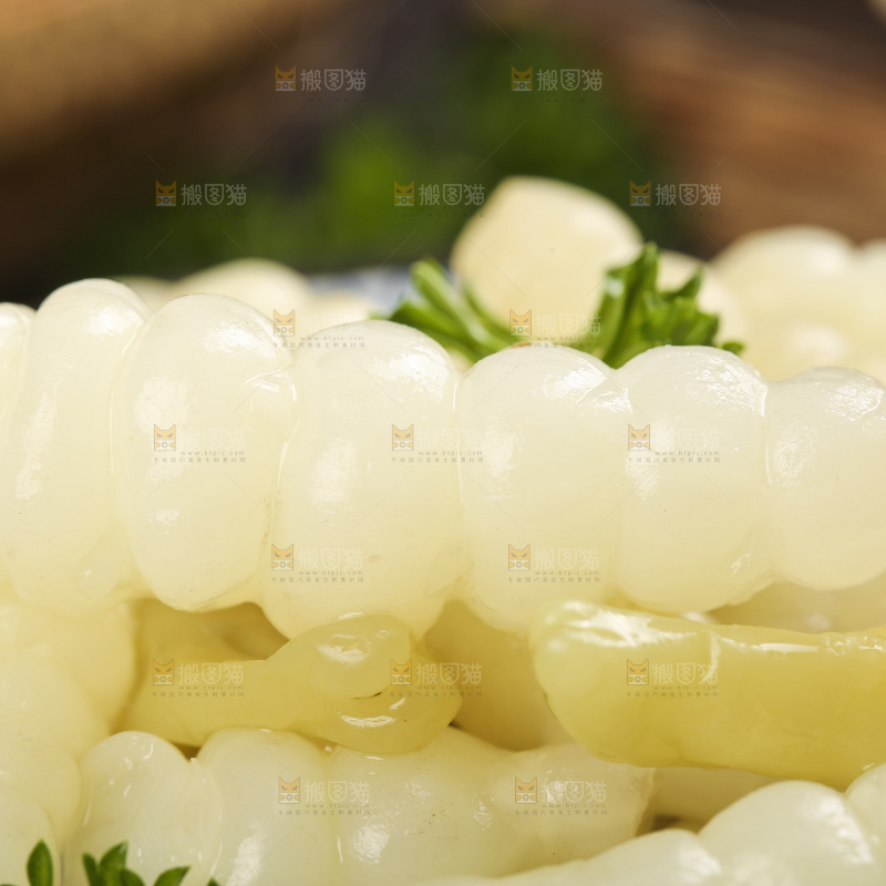 深底上的螺丝菜