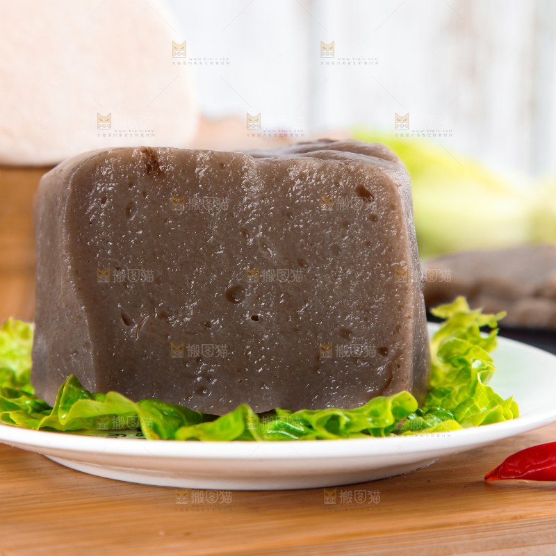 木板上放着一盘魔芋豆腐
