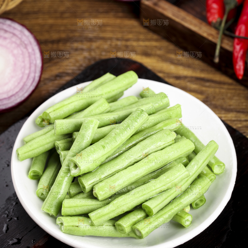 盘子里装着农家长豆角
