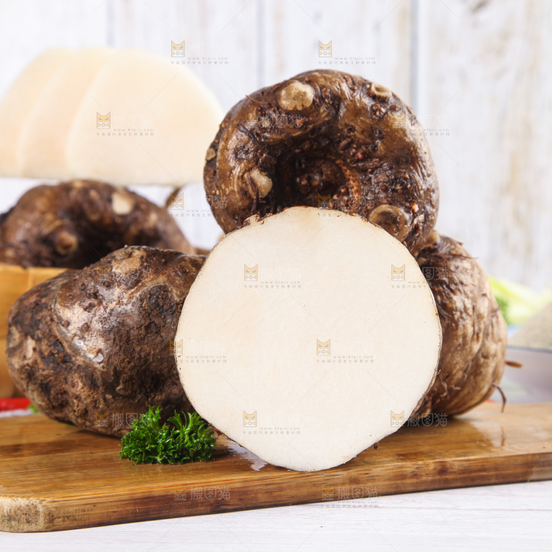 木板上放着新鲜魔芋