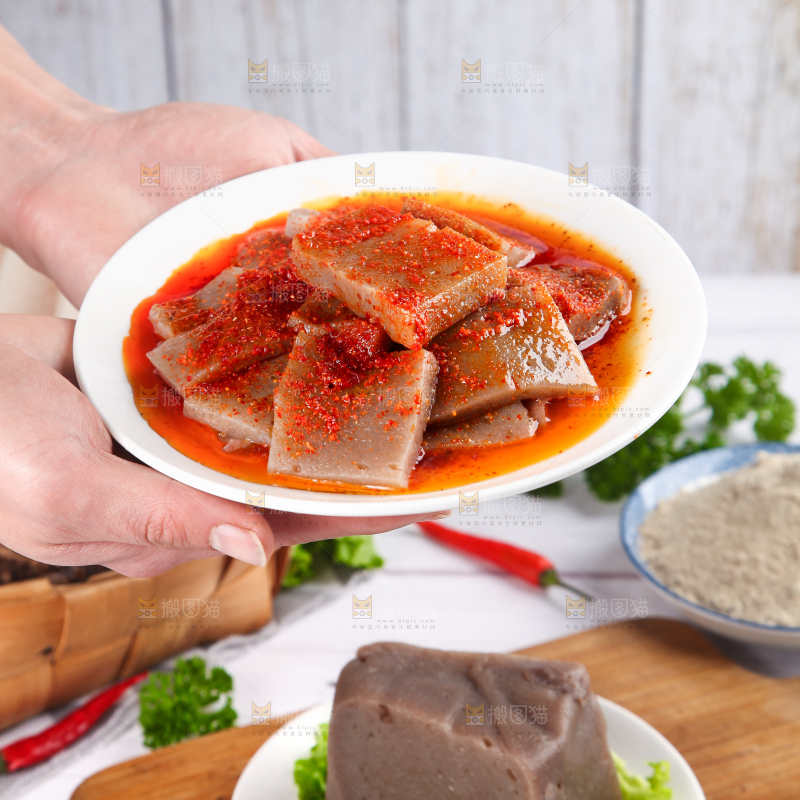盘子里装着凉拌魔芋豆腐
