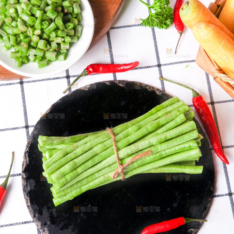 盘子里装着豇豆角