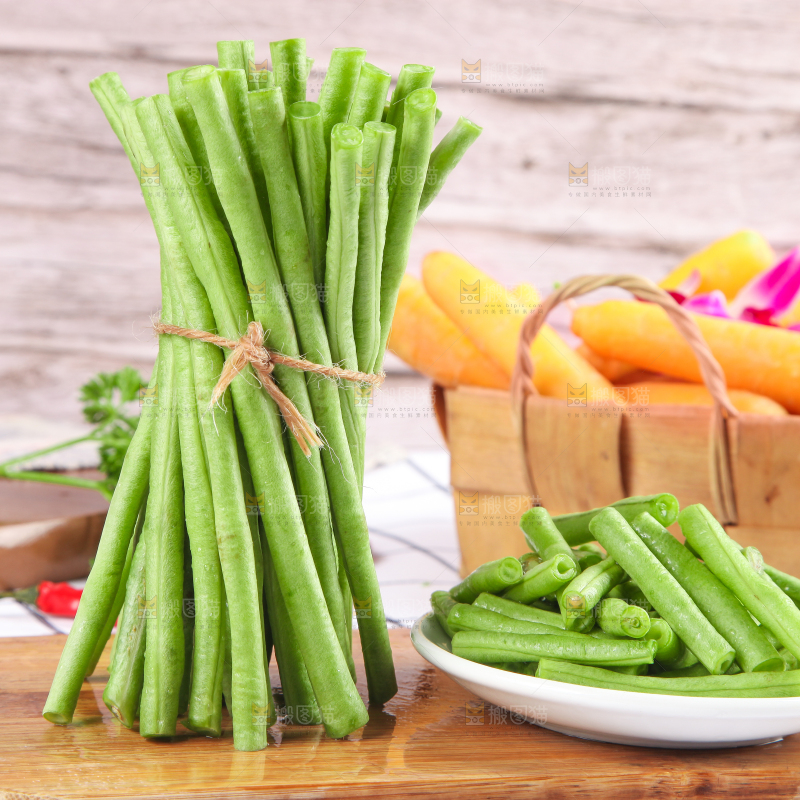 盘子里装着豇豆角