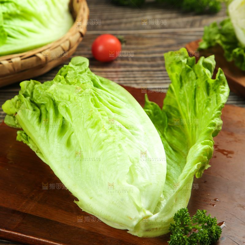 木板上放着新鲜生菜