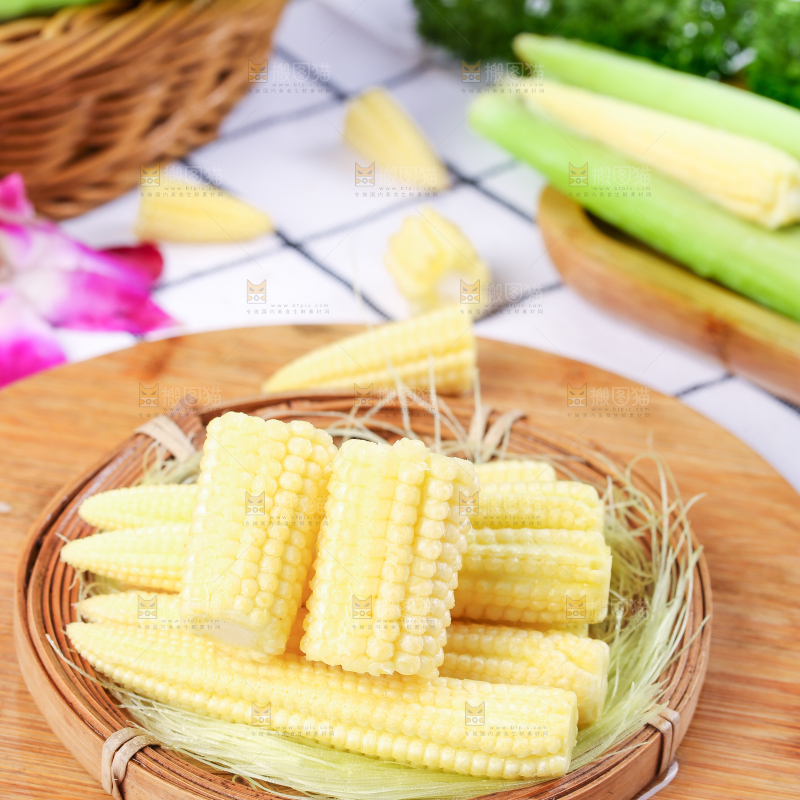 木板上放着水果玉米笋