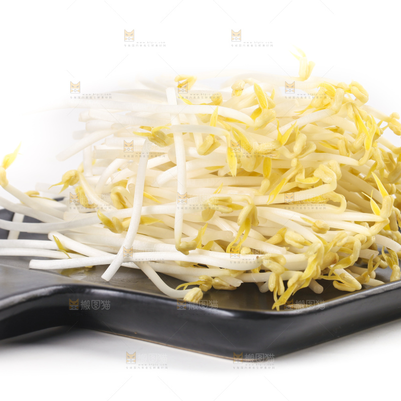 盘子里装着绿豆芽