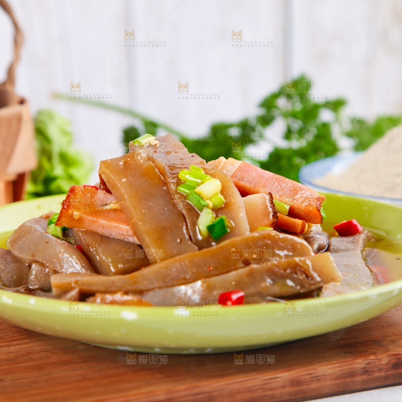 盘子里装着凉拌魔芋豆腐