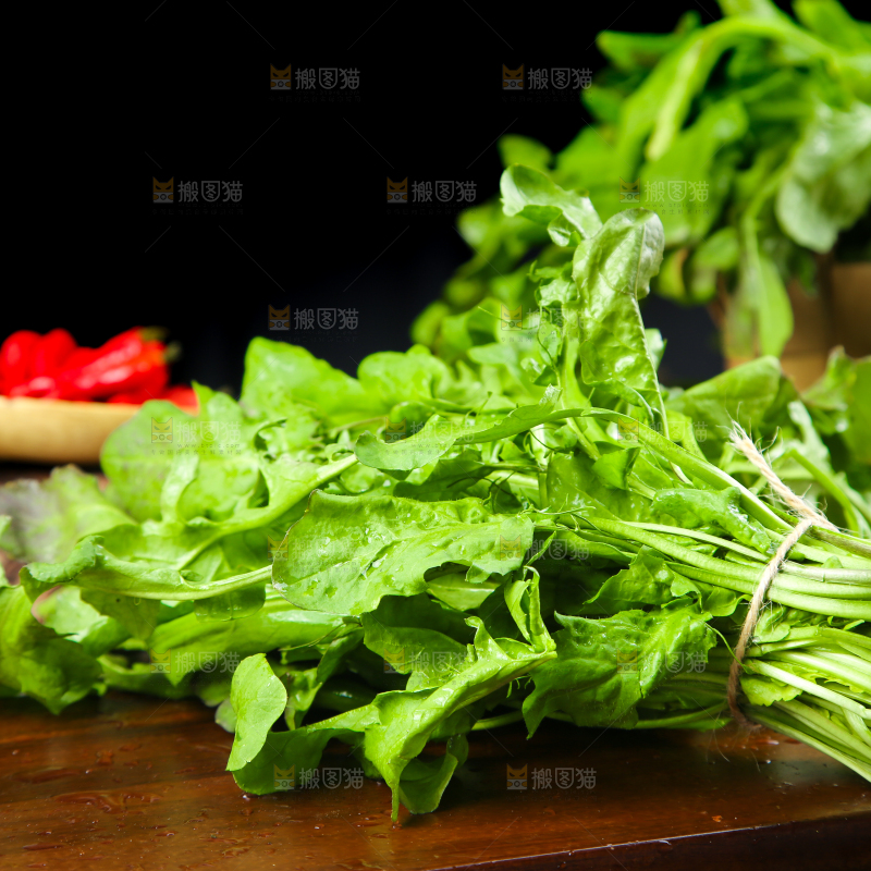 篮子里装着芥菜