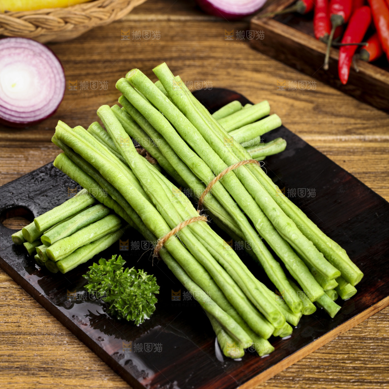 木板上放着一盘新鲜豆角