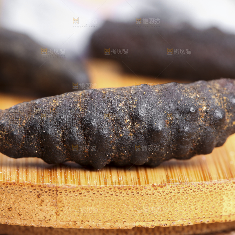 木板上放着野生海参