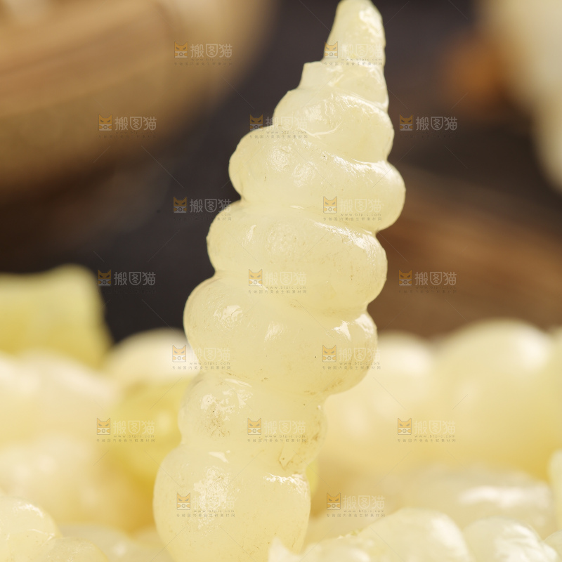 深底上的螺丝菜
