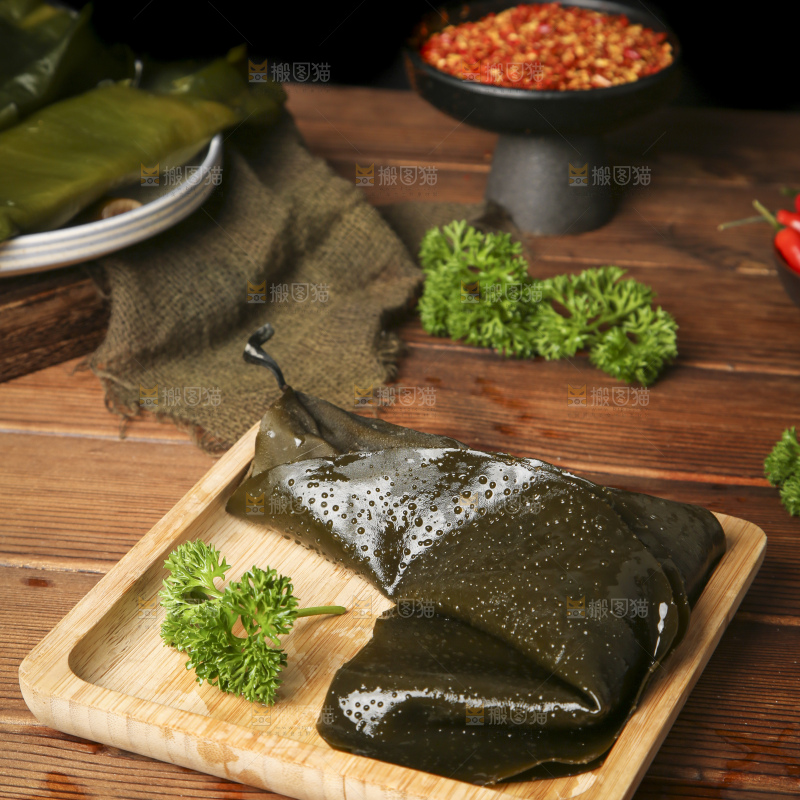 木板上放着干海带苗