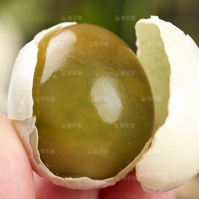 手里拿着珍珠小皮蛋