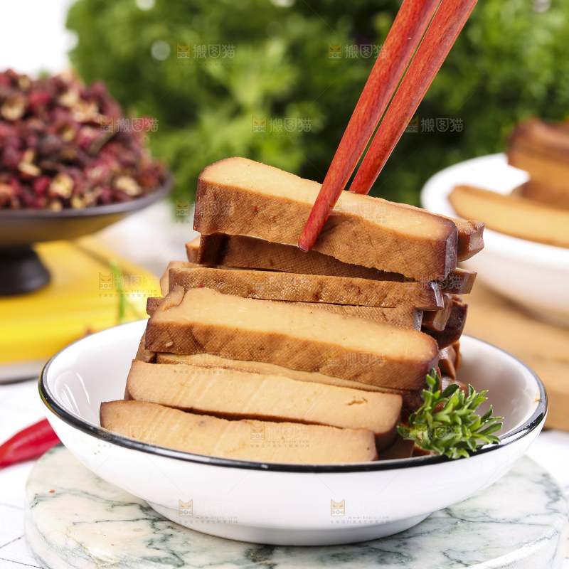 筷子上夹着豆腐干