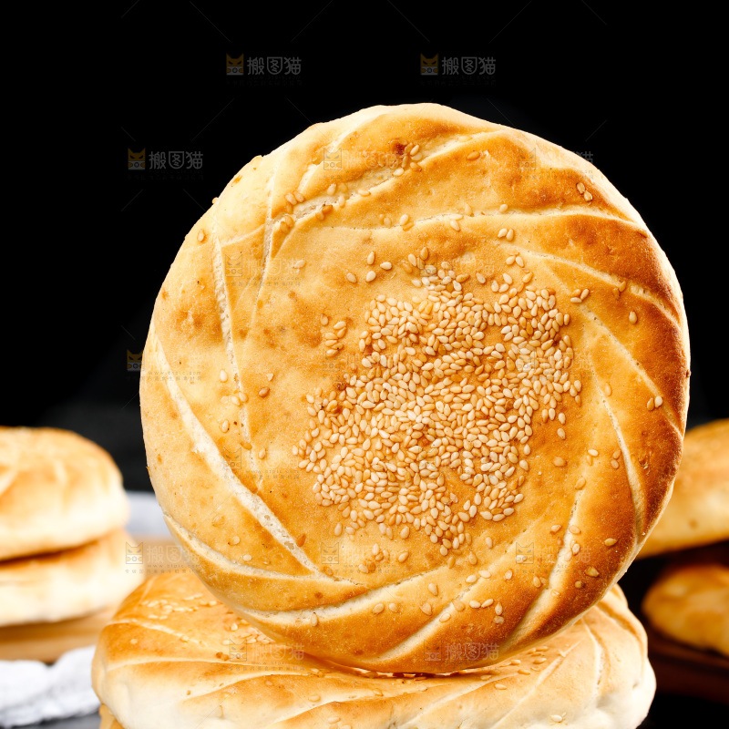 黑石板上的手工烧饼