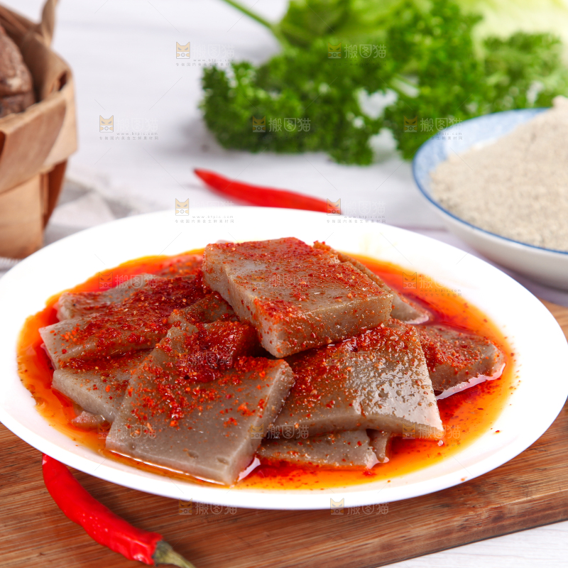 盘子里装着凉拌魔芋豆腐