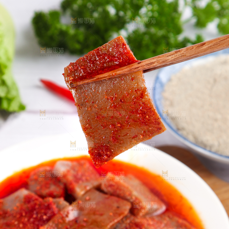 盘子里装着凉拌魔芋豆腐