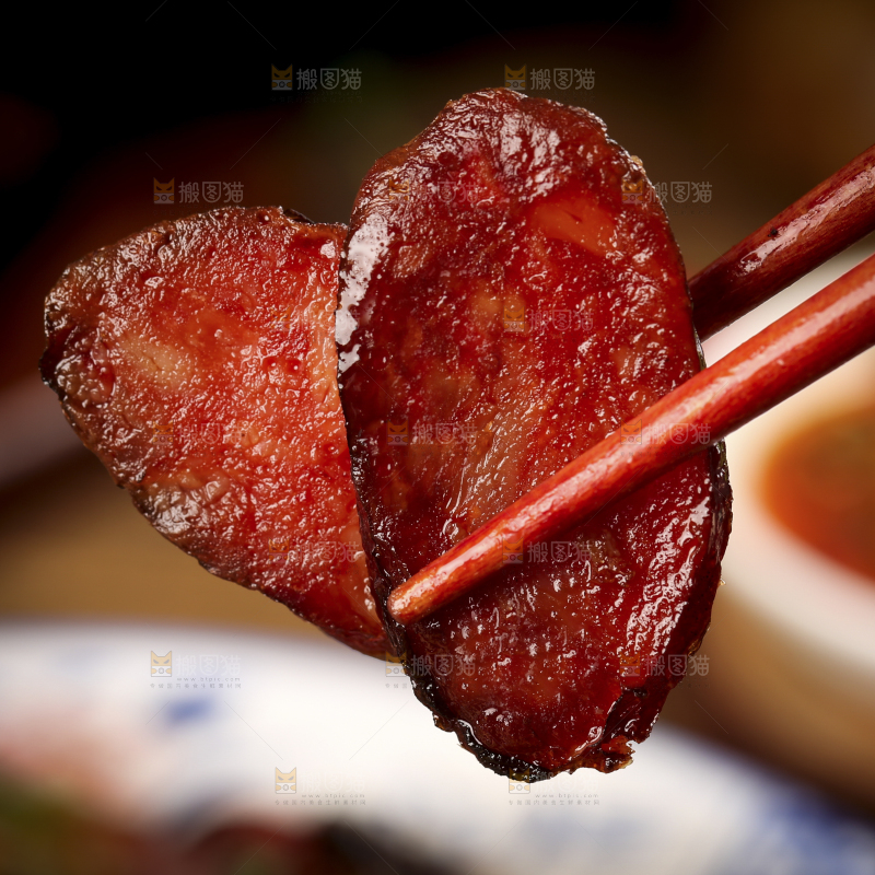 盘子里装着炒熏腊肠