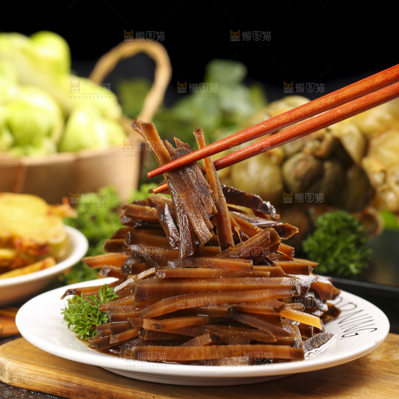 碟子里装着大头菜条