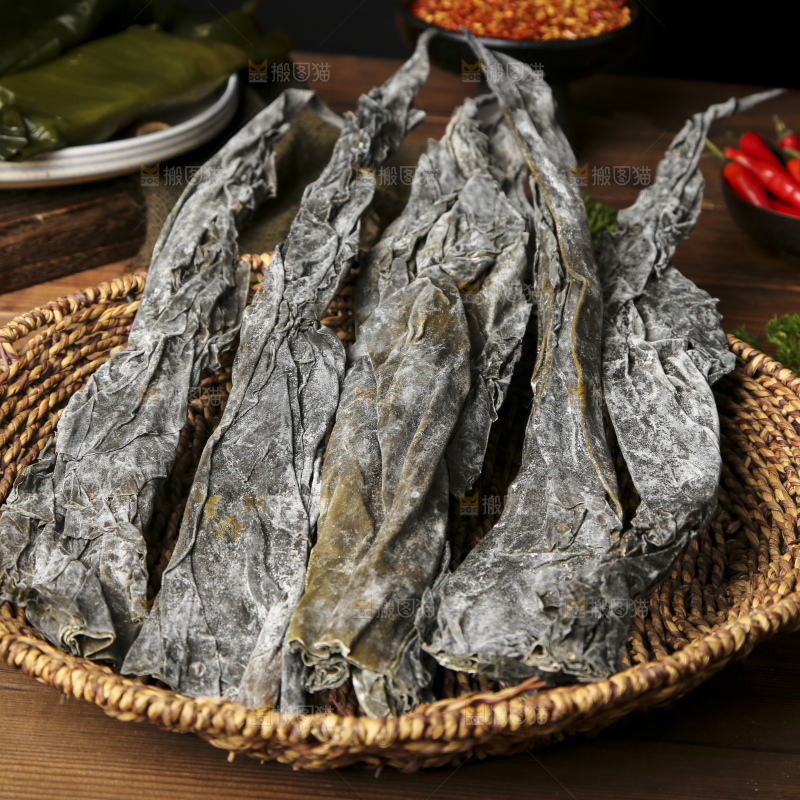 木板上放着干海带苗