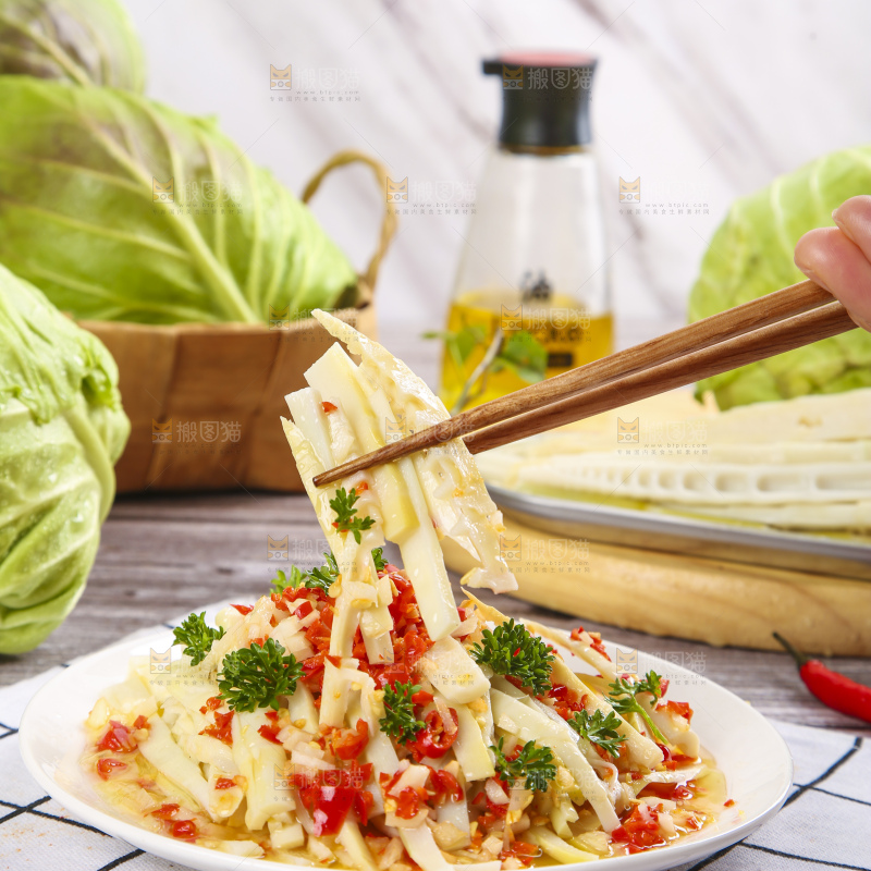 白格子底上的凉拌笋尖