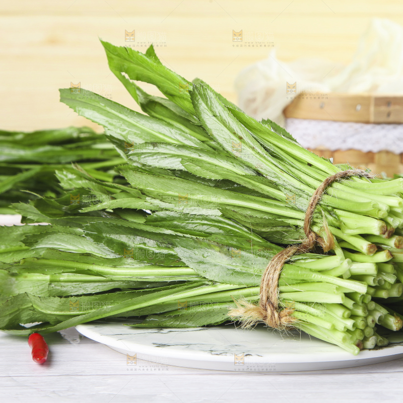 浅底上放着一盘云南大香菜